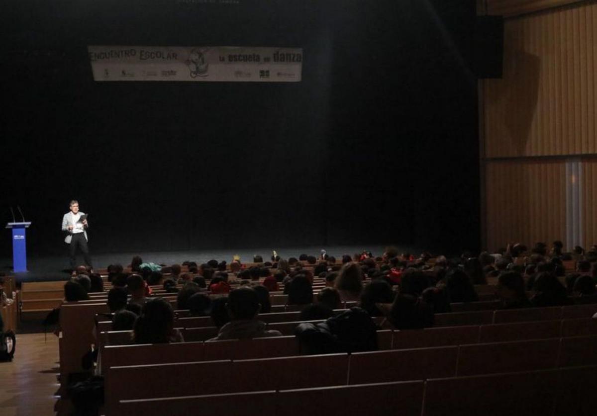 La presentación del acto (izquierda), los participantes, antes de entrar al Teatro Ramos Carrión (centro) y Fernando Prada, con María Teresa Pérez, atendiendo a los medios. | Alba prieto