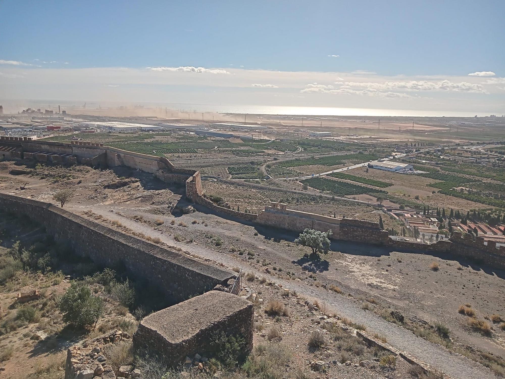 Imagénes que están dejando la fuertes rachas de viento en Sagunt