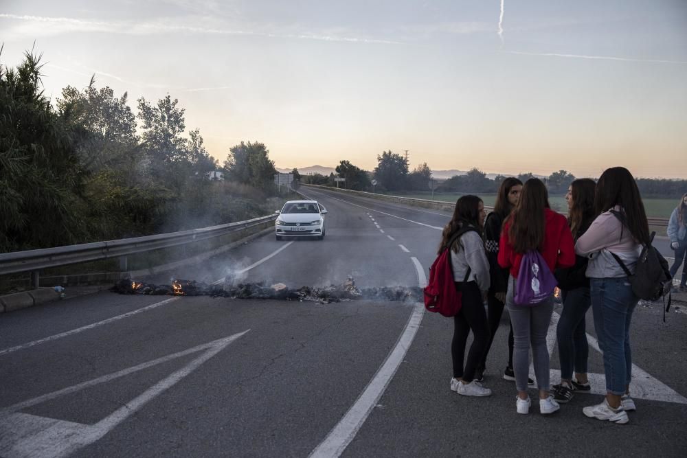 Tall de la C-65 a Cassà de la Selva, a la rotonda dels taps, amb crema de pneumàtics i costellada a la carretera