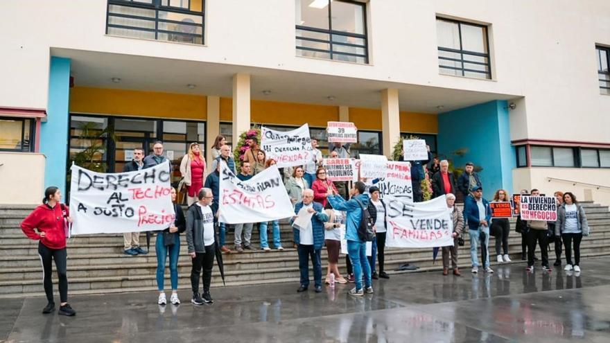 Vecinos del barrio del Calvario piden una solución al desahucio de sus viviendas. | L.O.