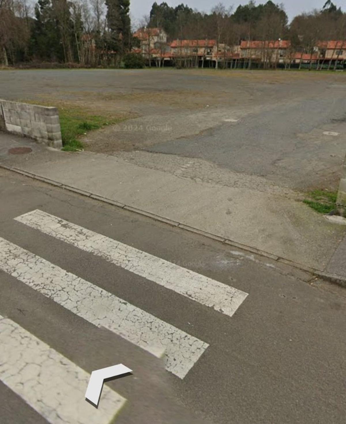 Entrada a un parking, en un paso de peatones, junto a una discoteca en Touro, en la DP-6602.