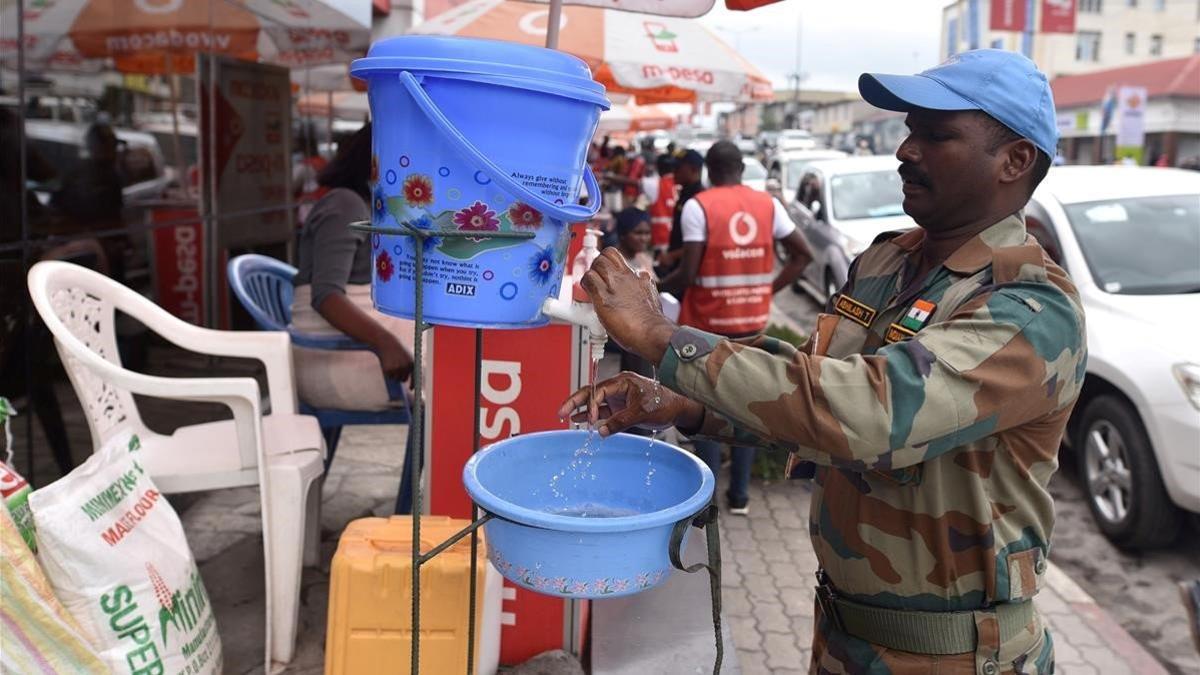 Un empleado de la ONU lava sus manos en la República Democrática del Congo como medida de higiene por el coronavirus.