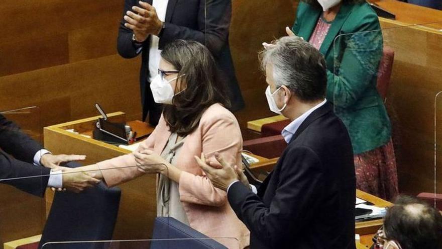 El presidente y los dos vicepresidentes en un pleno en las Corts Valencianes. | F.B.