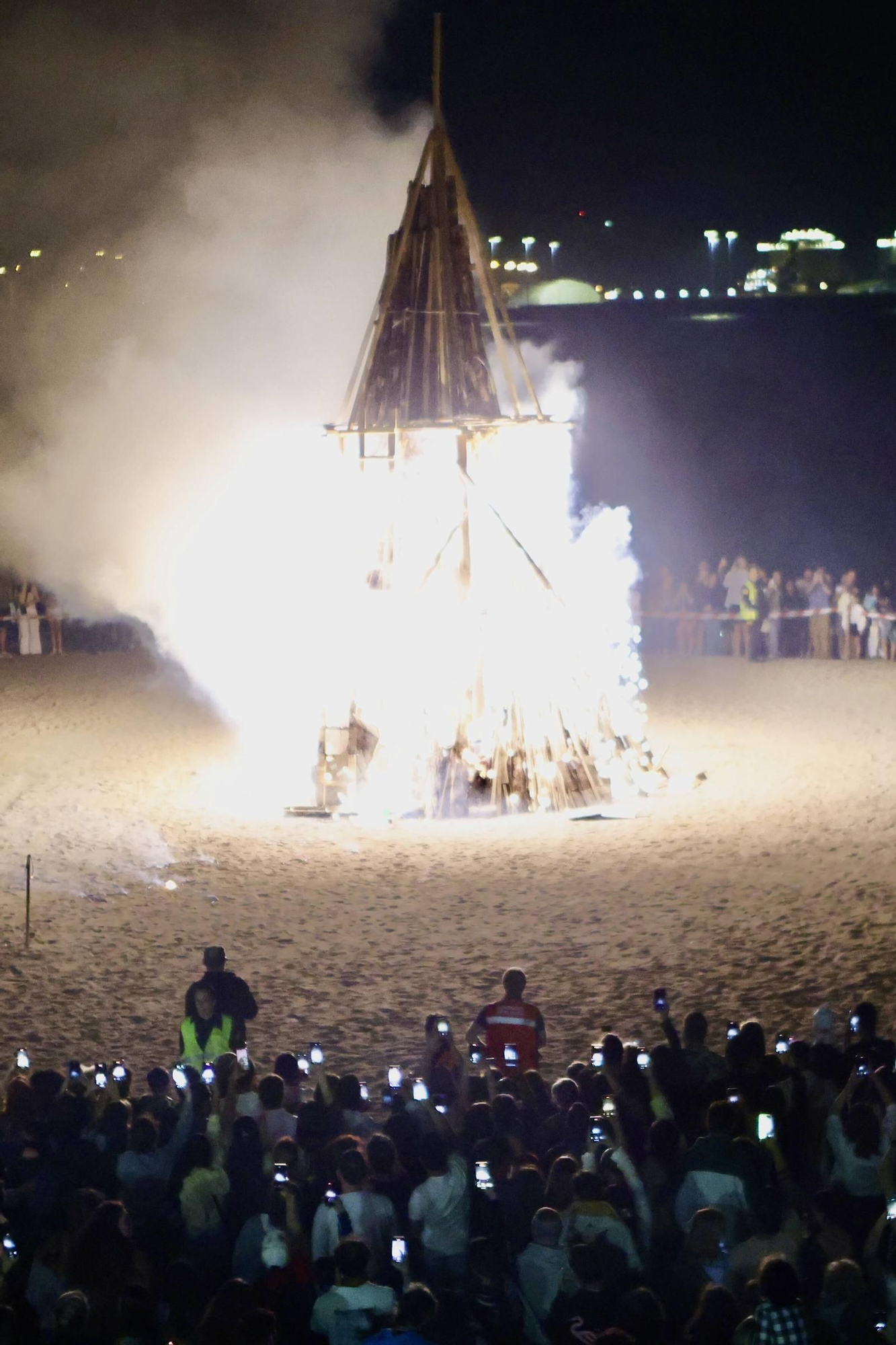 Fuegos artificiales, música, flores, hoguera... la celebración de San Juan en Gijón, en imágenes