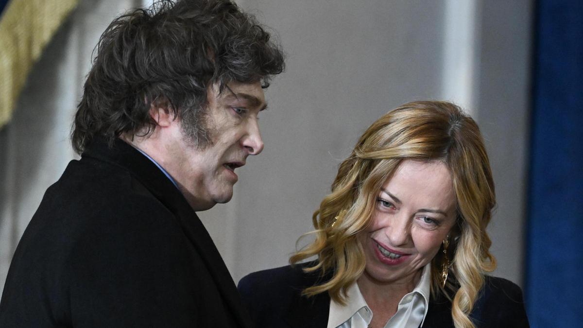 La primera ministra italiana, Giorgia Meloni, conversa con el presidente argentino, Javier Milei, en el Capitolio momentos antes de la toma de posesión de Donald Trump.