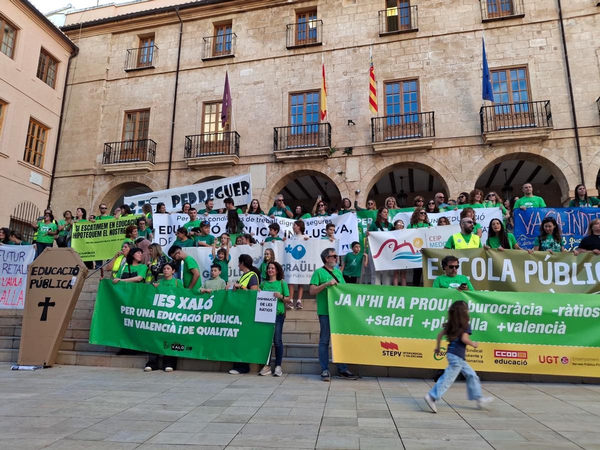 Las imágenes de la multitudinaria e histórica manifestación de los docentes y familias en Dénia