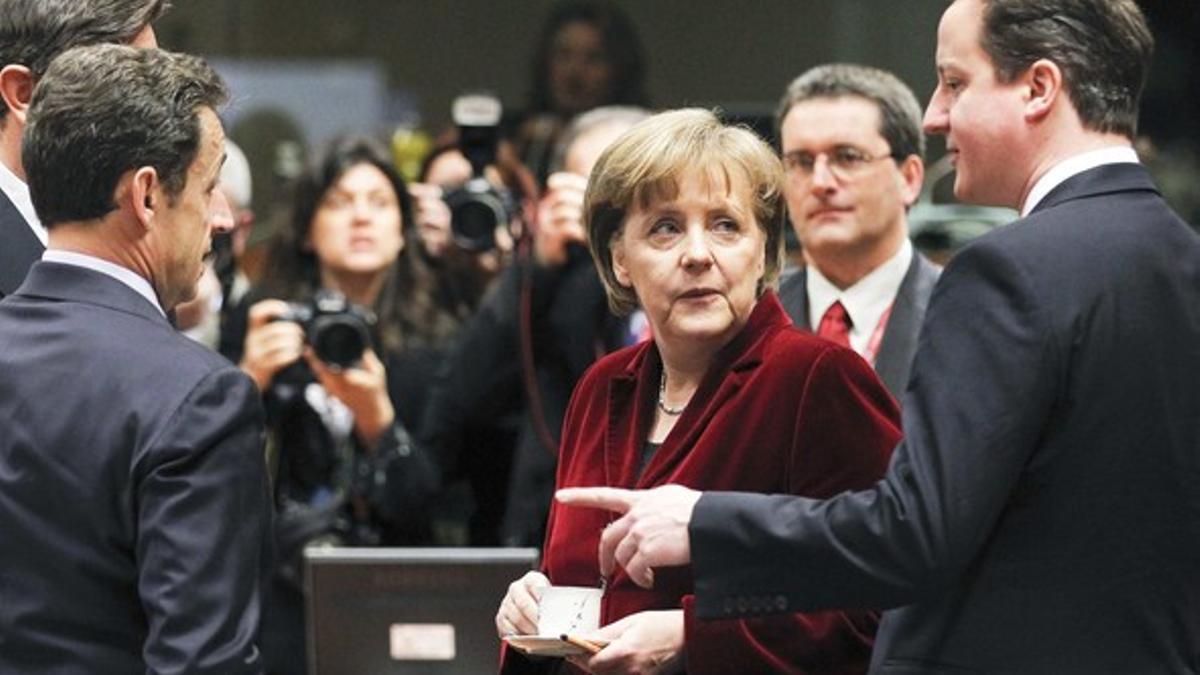 Sarzoky, junto a Cameron y Merkel, en la cumbre de Bruselas sobre Libia y el euro.