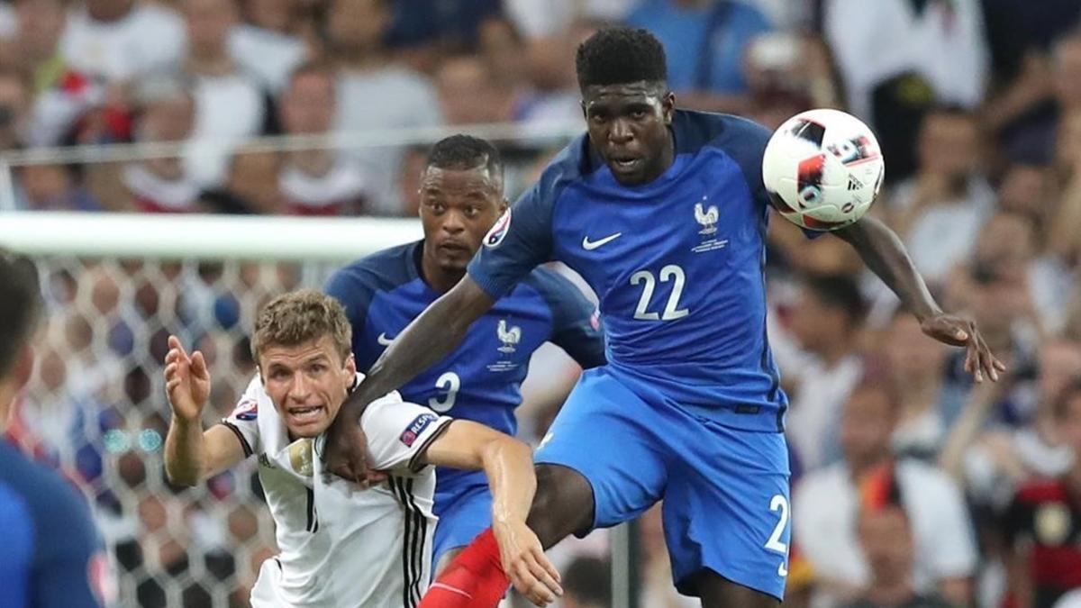 Umtiti salta ante Muller en el estadio Velodrome de Marsella.