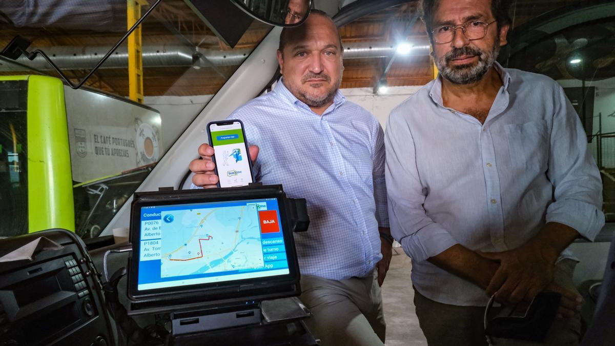 Coslado y Pocostales muestran la nueva app y la tablet instalada en un microbús para indicar la ruta al conductor.