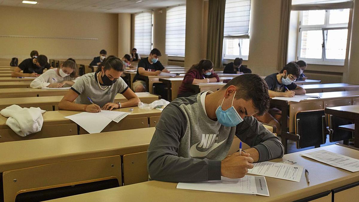 Estudiantes realizan un examen en un aula del Campus Viriato. | Emilio Fraile