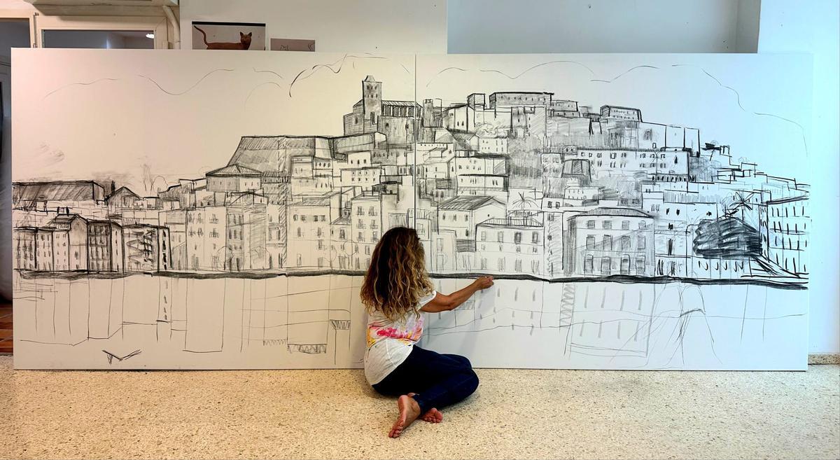 La artista ibicenca Marta Torres durante el proceso de creación.