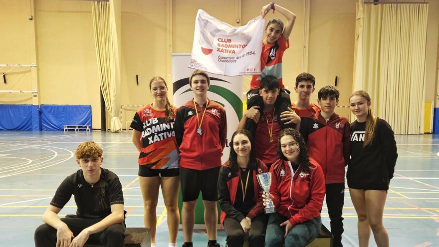 Jugadores del Bádminton Xàtiva con los trofeos en la Liga Autonómica de Clubes.