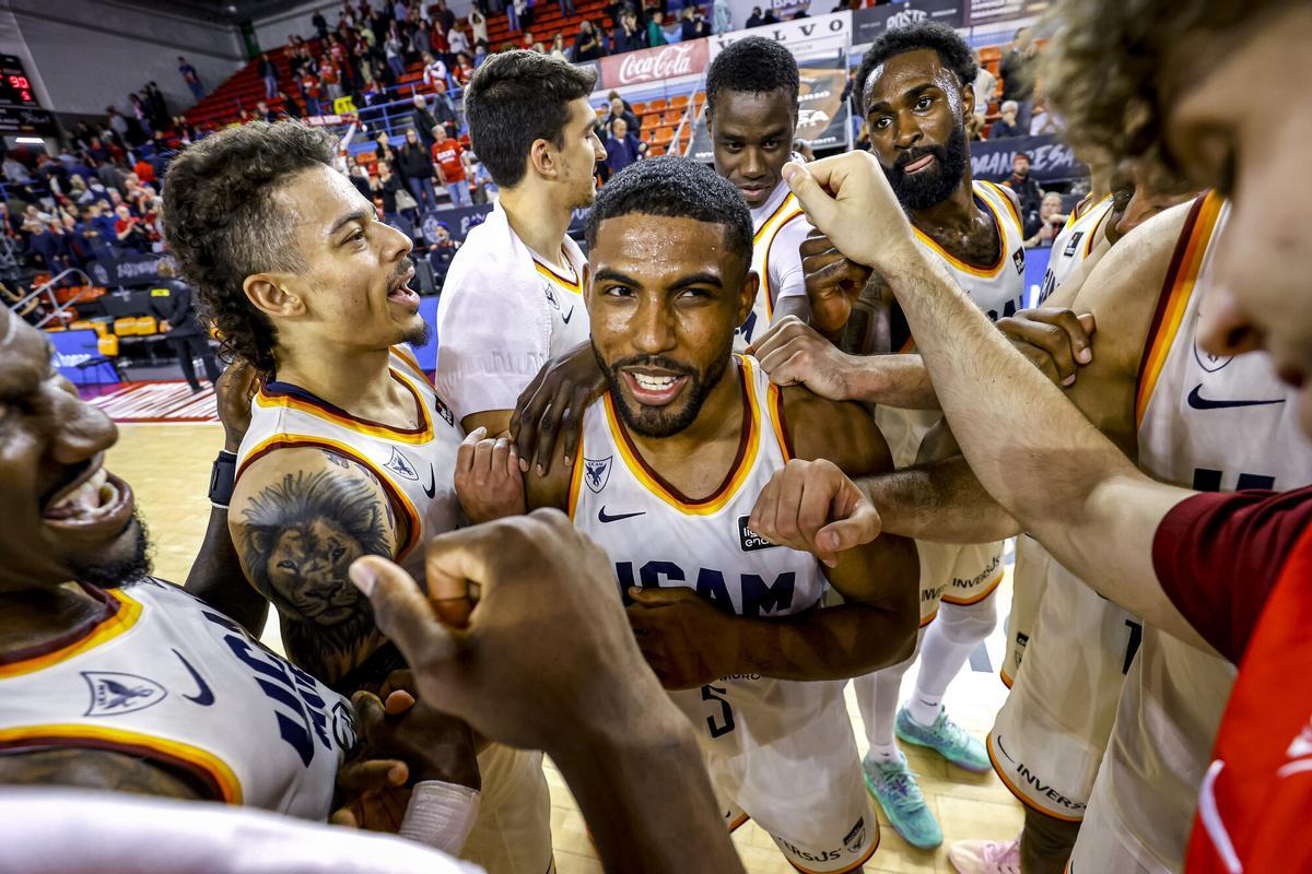 El base David DeJulius, máximo anotador del UCAMMurcia con 35 puntos, celebrando la victoria en el Nou Congost.