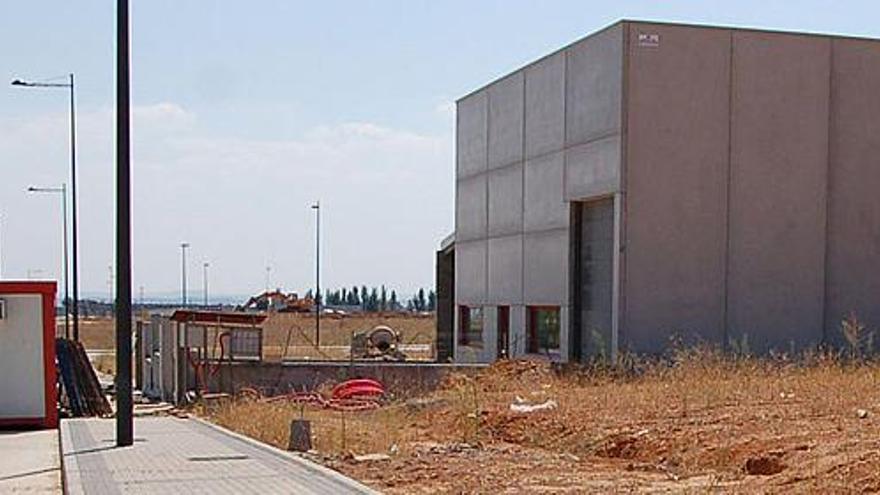 Una de las naves en fase de construcción en el polígono de La Hiniesta.