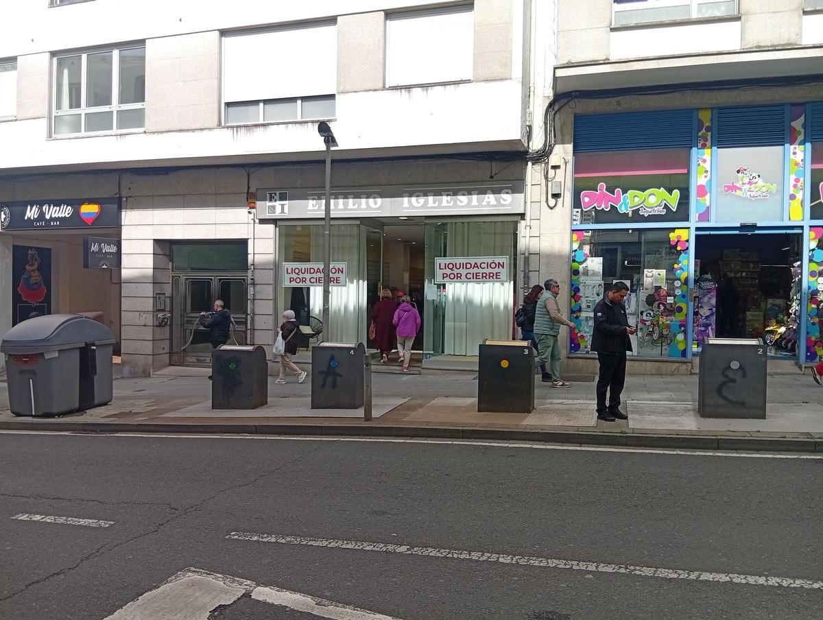 La tienda Emilio Iglesias está situada en la rúa Frei Rosendo Salvado, en el Ensanche de Santiago de Compostela.