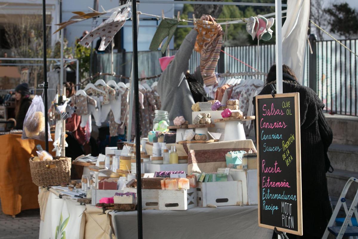 Superar el invierno en el mercadillo de Sant Joan