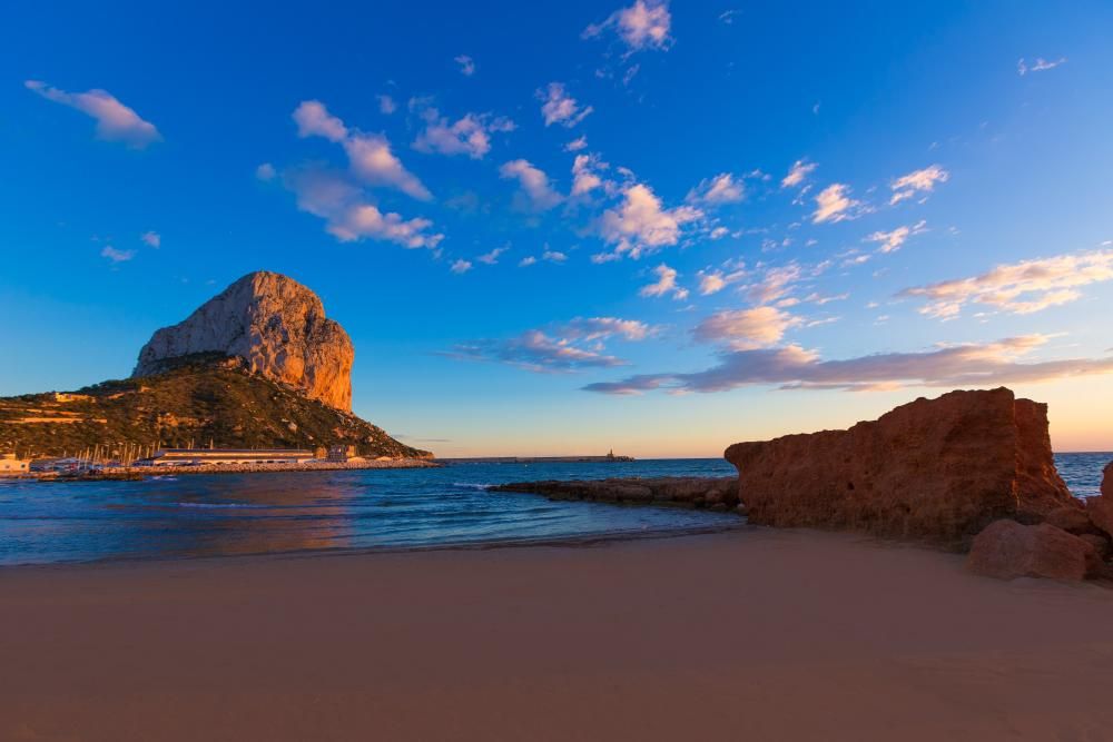 El Cantal Roig, en Calp, con bandera azul.