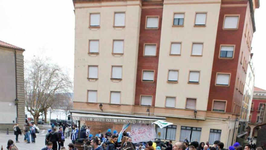 Aficionados del Dépor, en la plaza de Jovellanos.