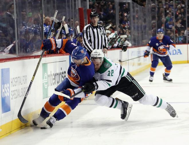 Radek Faksa # 12 de los Dallas Stars defiende a Nick Leddy # 2 de los isleños de Nueva York durante el tercer cuarto en el Barclays Center en el distrito de Brooklyn, Nueva York. Las estrellas derrotaron a los isleños 6-2.