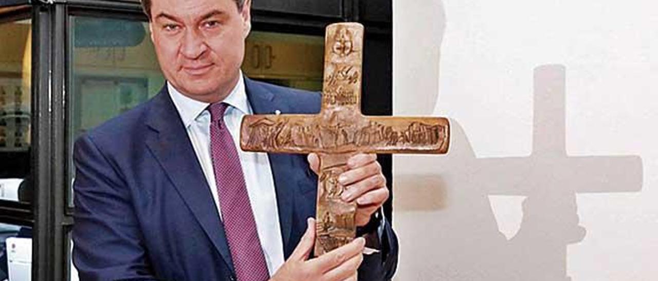 El Ministro-Presidente de Baviera, Markus SÃ¶der, colocando una cruz.