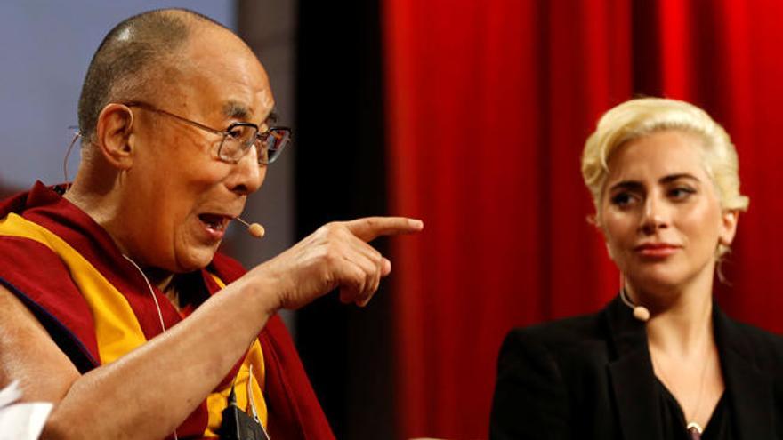 La cantante Lady Gaga con dalai lama.