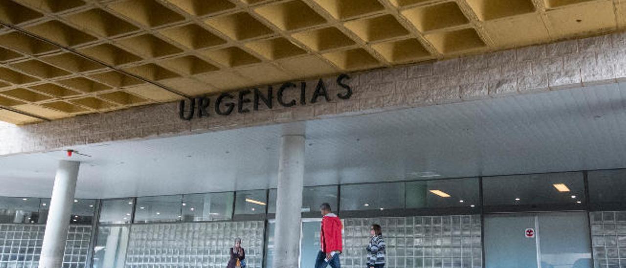 Varios usuarios en el acceso del servicio de urgencias, ayer en el Hospital Doctor Negrín.