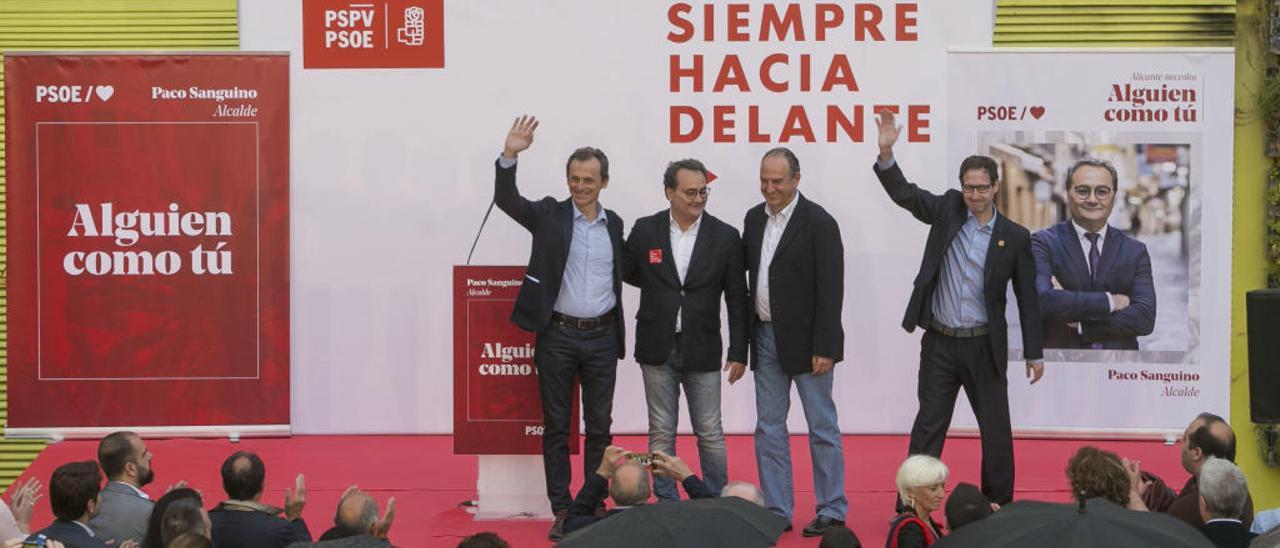 Un instante del mitin de cierre de campaña de ayer en las Cigarreras, con presencia de Sanguino, Duque, Millana y Domènec Ruiz.