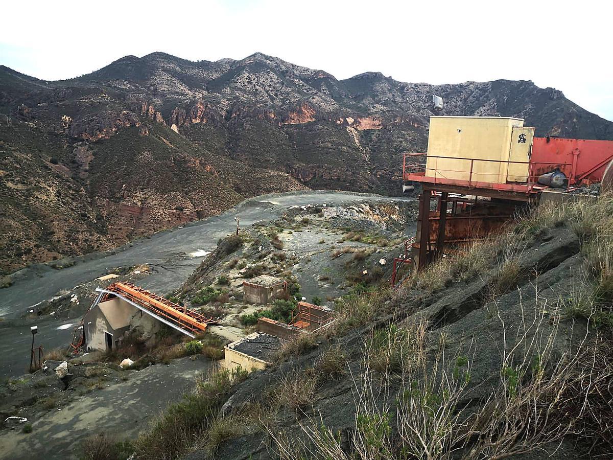 Cantera abandonada en la cima del Cabezo Negro en la Sierra de Albatera