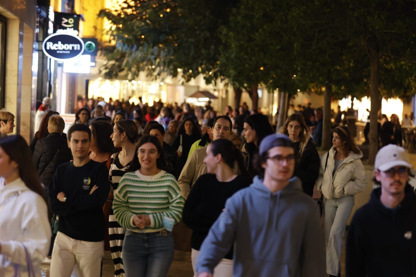 Fiebre por el Black Friday: una marea de gente abarrota la calle Colón