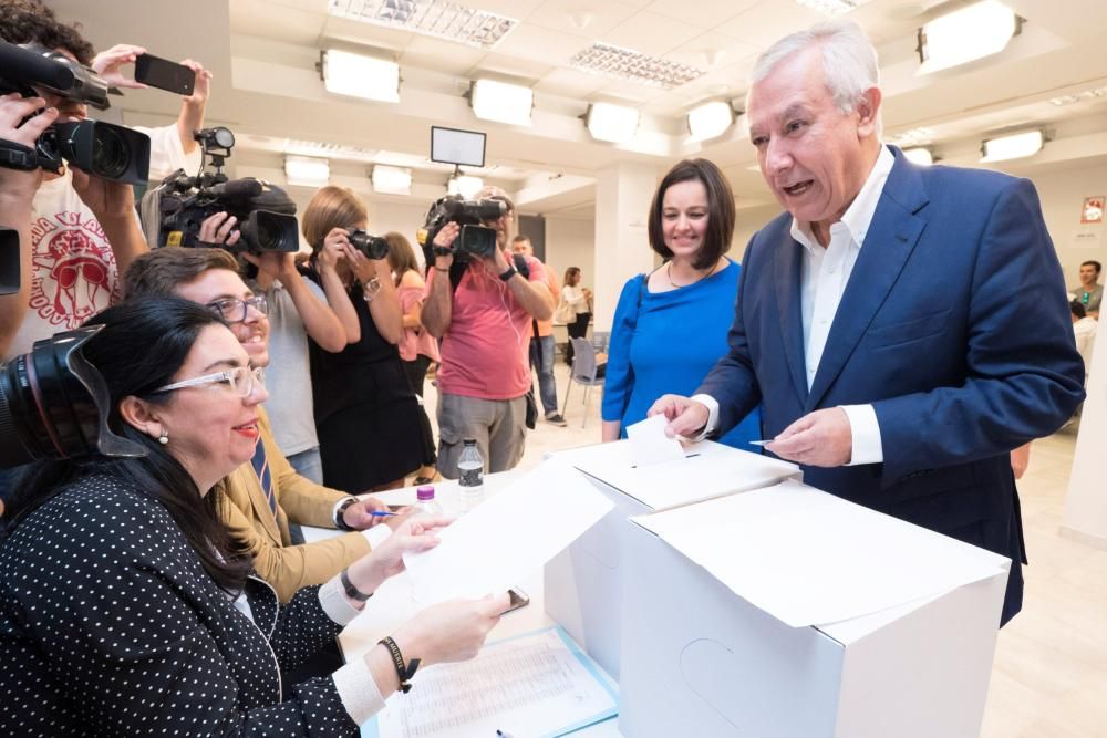 Los candidatos y los rostros del partido votan en las primarias.