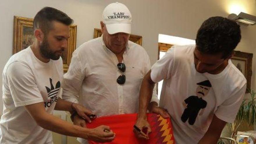 Alba y Arbeloa, con Labi, durante la firma de camisetas.