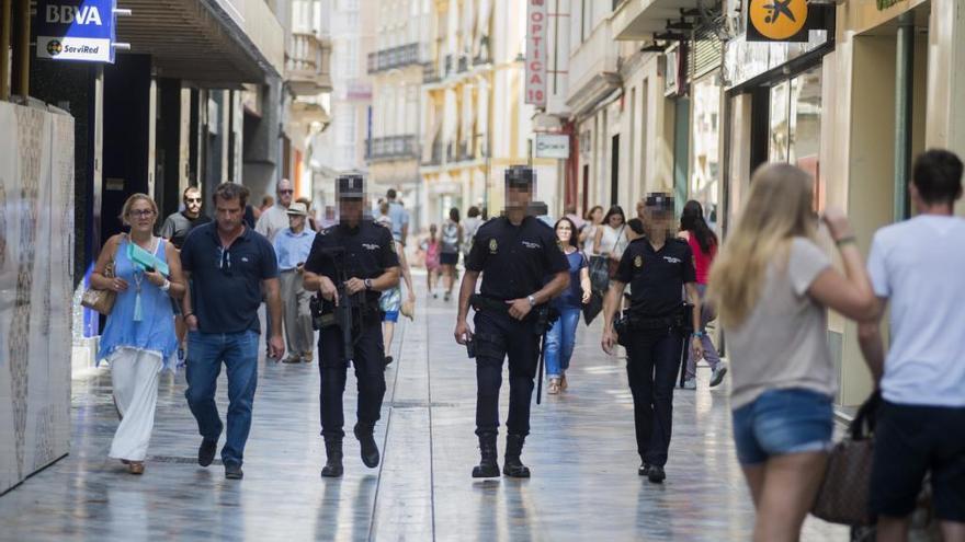 Tres agentes de la Policía Nacional en Cartagena.