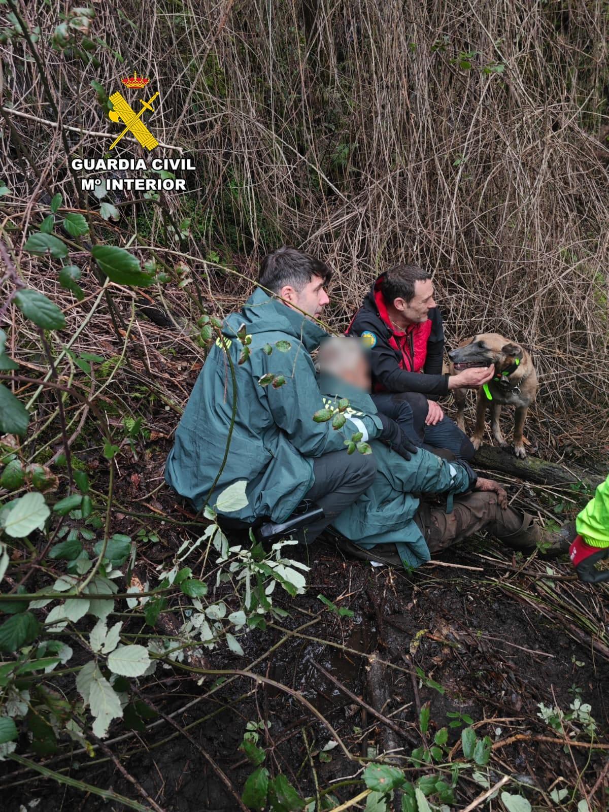 EN IMÁGENES: Así fue el momento en el que localizaron al octogenario desaparecido en Cudillero tras caer en el monte