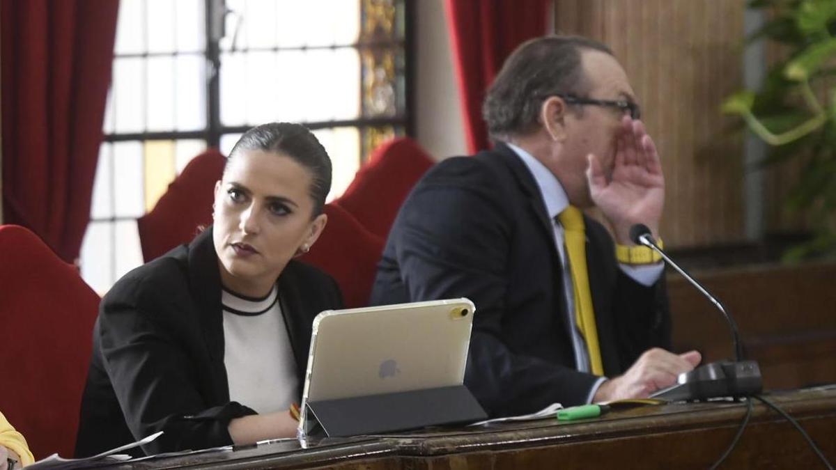 María Guerrero y Luis Gestoso, miran en direcciones opuestas en un Pleno del Ayuntamiento de Murcia.