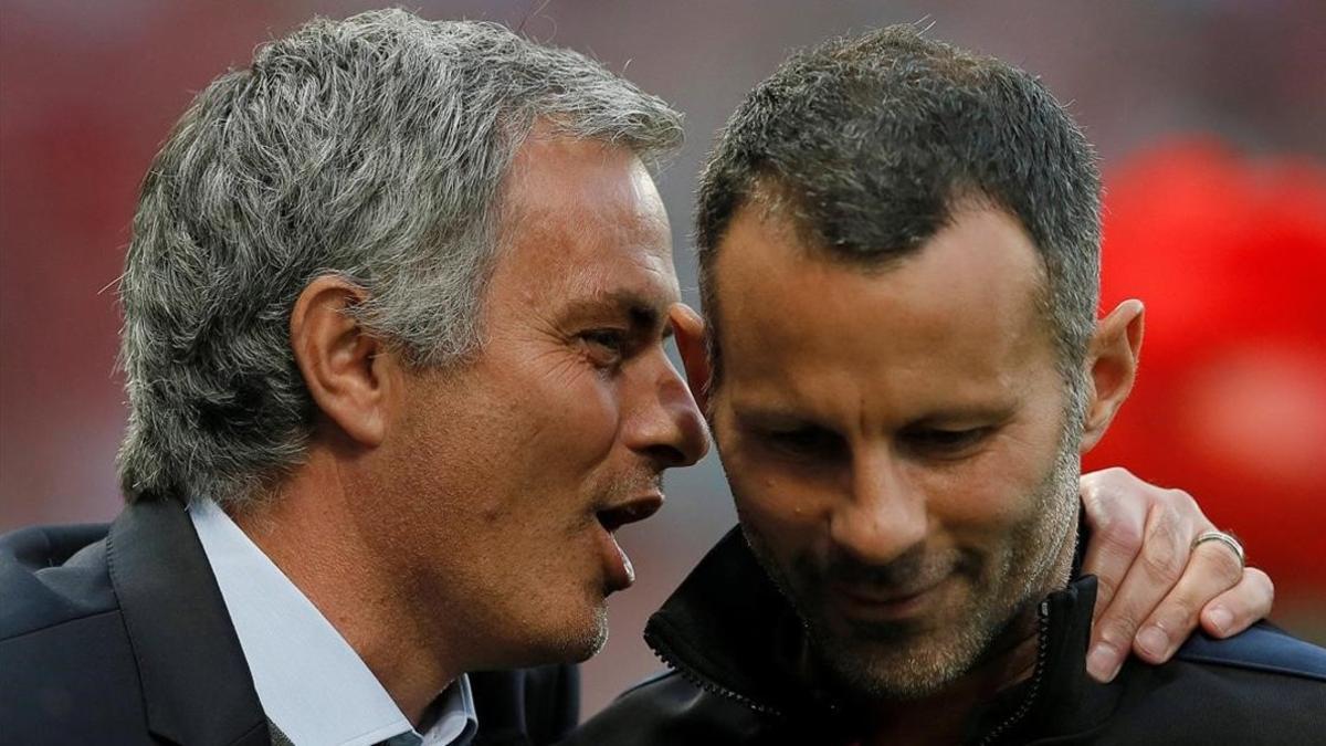Mourinho y Giggs conversan en un partido entre el United y el Chelsea disputado en Old Trafford.