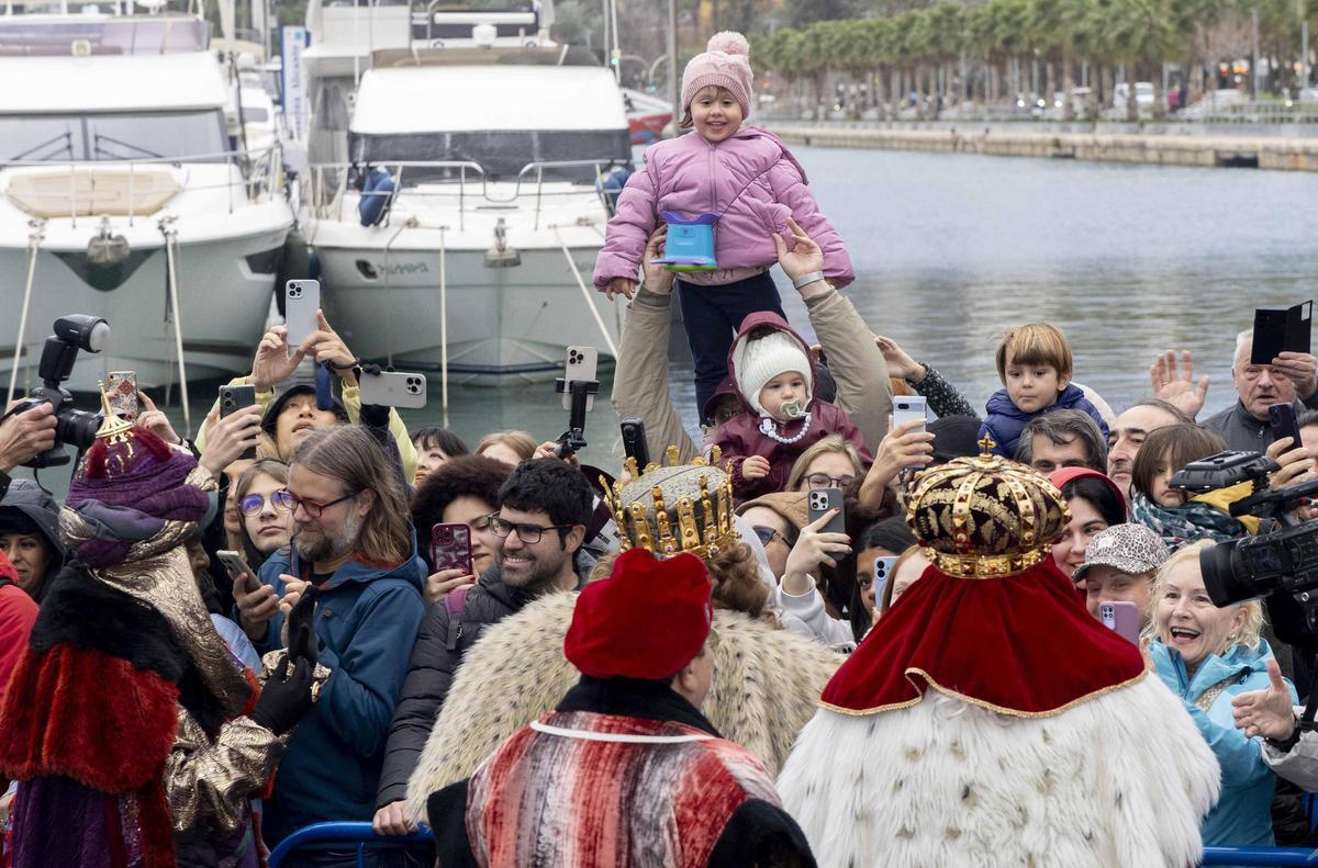 Los Reyes Magos llegan al puerto de Alicante en una tarde marcada por el frío y la lluvia