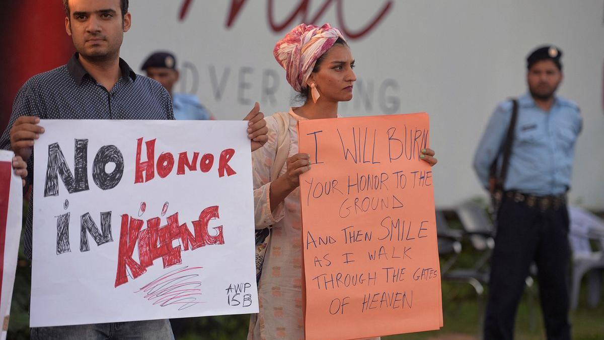 Imagen de activistas con pancartas contra los crímenes de honor en una protesta en 2016 en Islamabad (Pakistán) tras el asesinato de Qandeel Baloch.