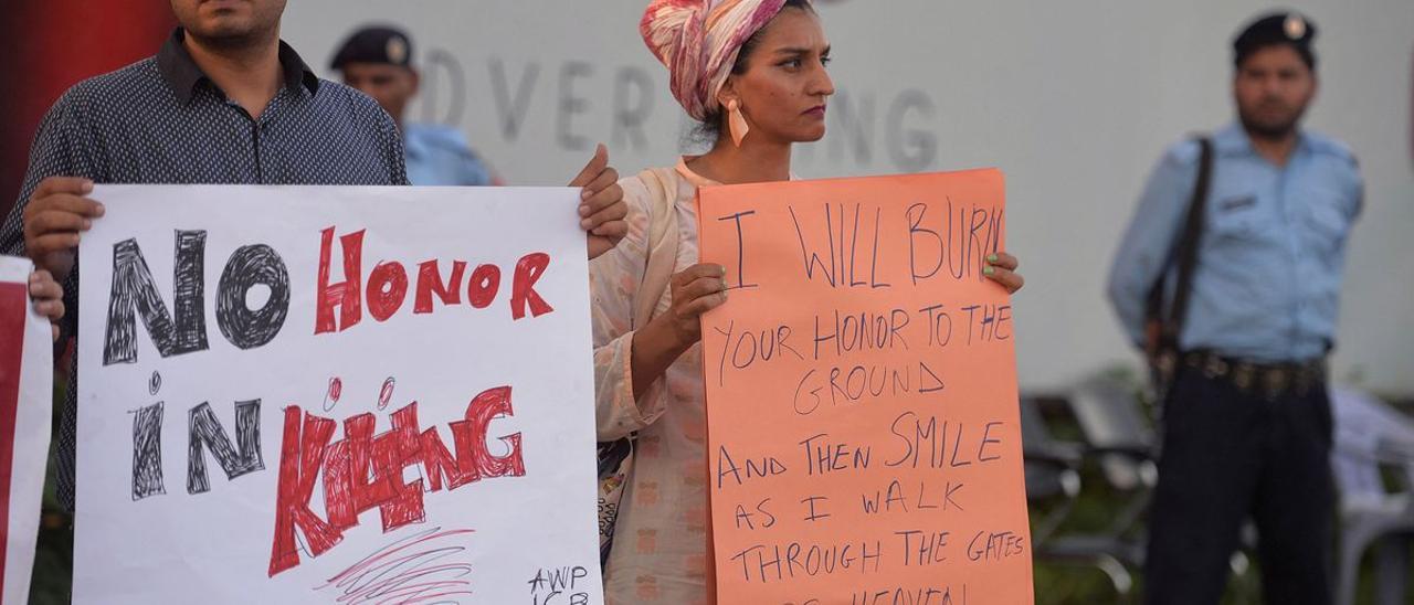 Imagen de activistas con pancartas contra los crímenes de honor en una protesta en 2016 en Islamabad (Pakistán) tras el asesinato de Qandeel Baloch.