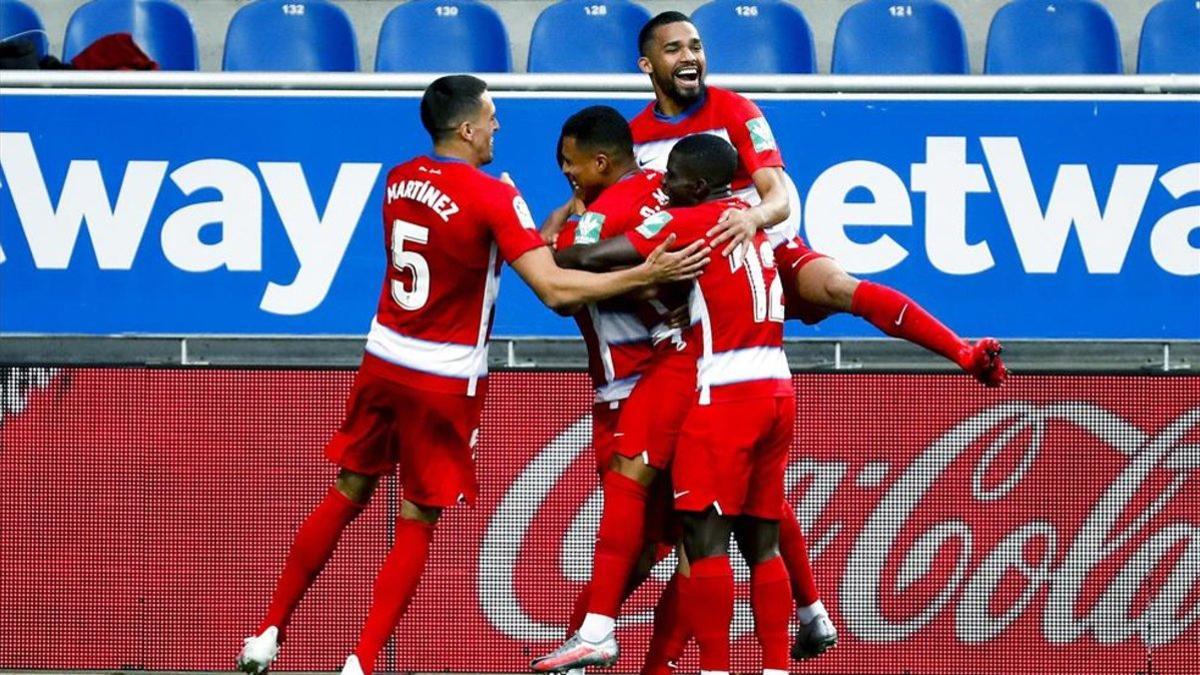 Los jugadores del Granada celebran un gol