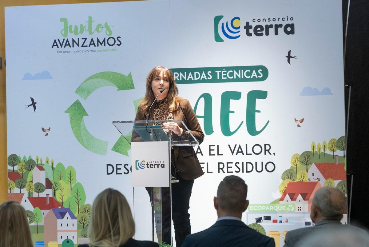 La diputada de Medio Ambiente, Energía y Residuos Sólidos Urbanos, María Magdalena Martínez, en su alocución, mostró todo el apoyo que presta la entidad provincial a los ayuntamientos.