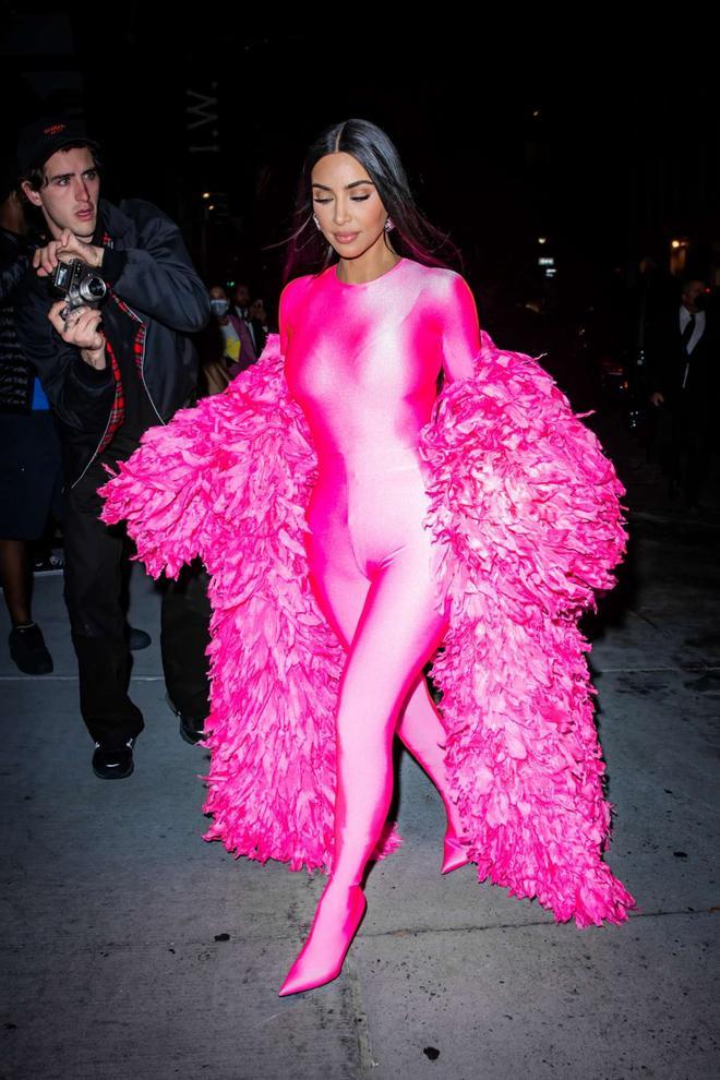 Kim Kardashian, con 'total look' de Balenciaga en su debut en el programa 'Saturday Night Live'