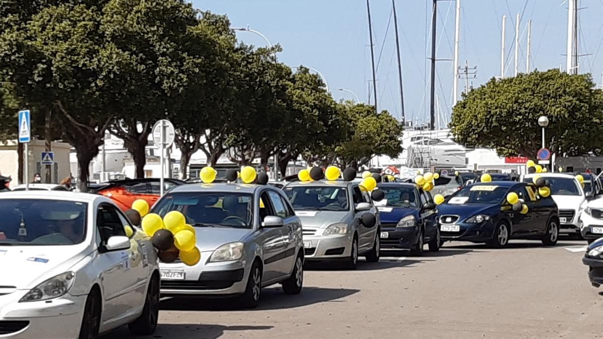 Casi 200 vehículos participan en Palma en la sexta caravana nacional contra la temporalidad abusiva en administraciones