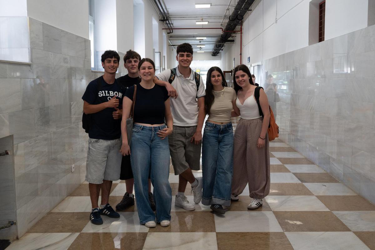 En el centro, Zoe, Héctor y Alejandro rodeados de otros compañeros al salir del examen de Historia de España ayer.