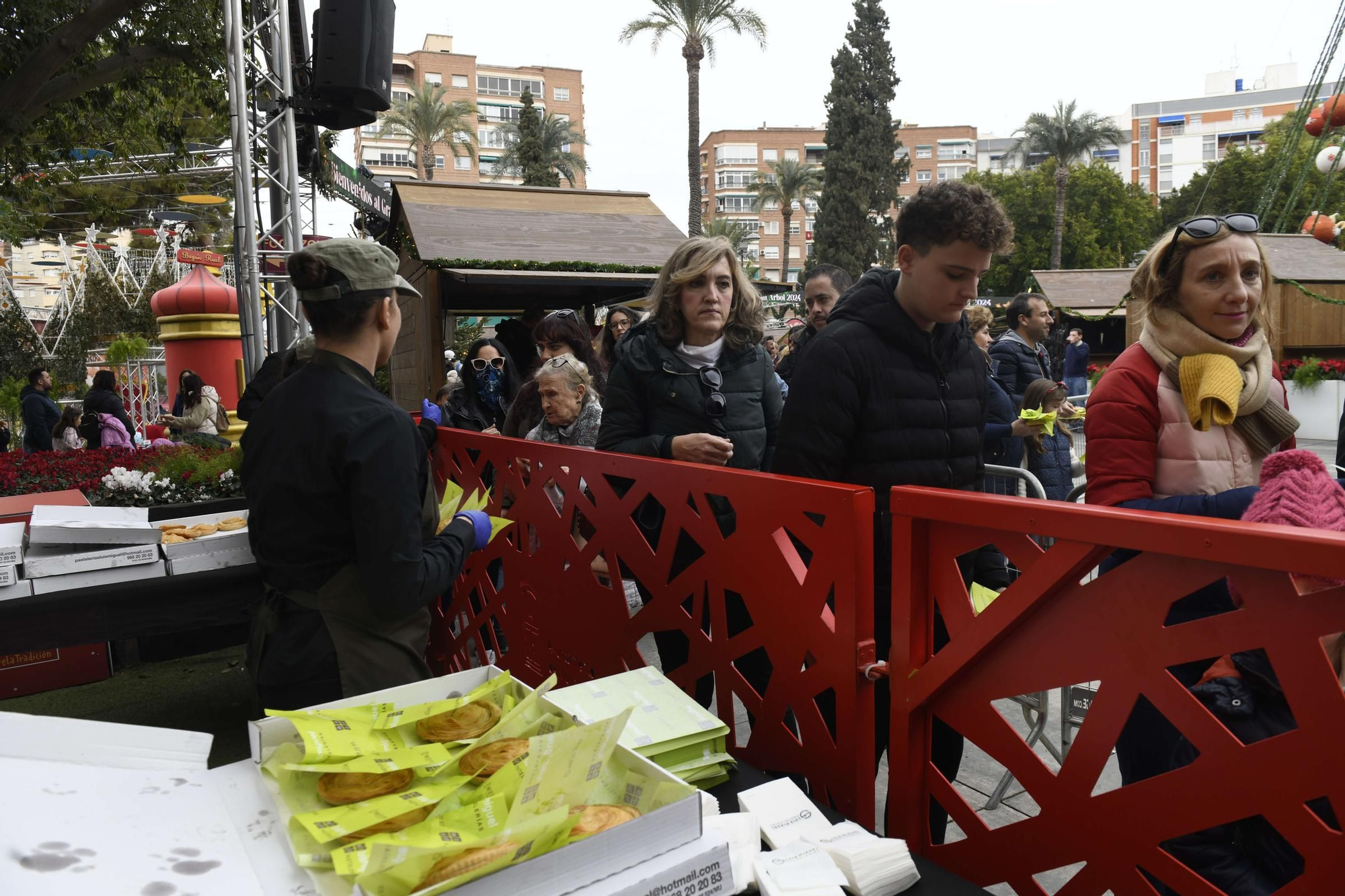 Reparto de pasteles de carne y marineras en la Plaza Circular de Murcia