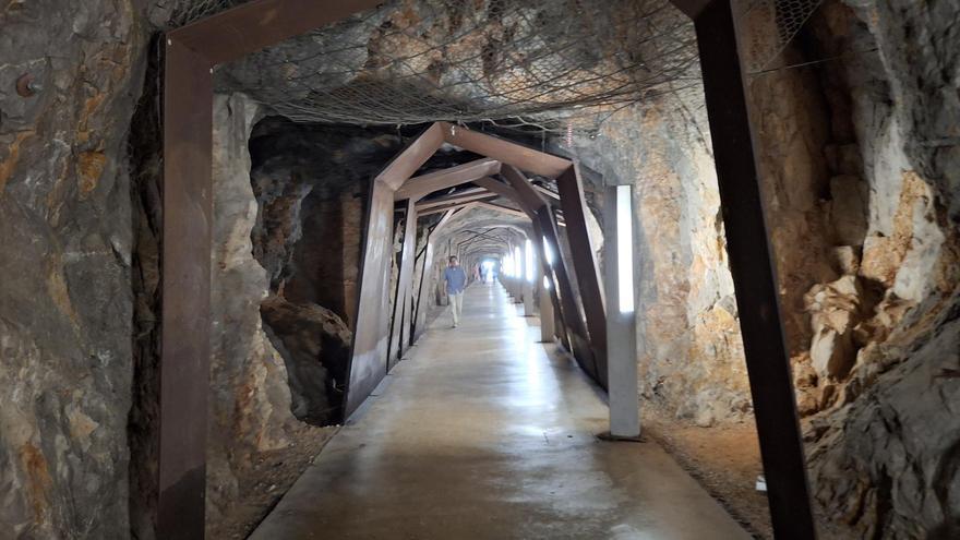 El conductor que atravesó el túnel del castillo de Dénia con su coche podría enfrentarse a cuatro delitos