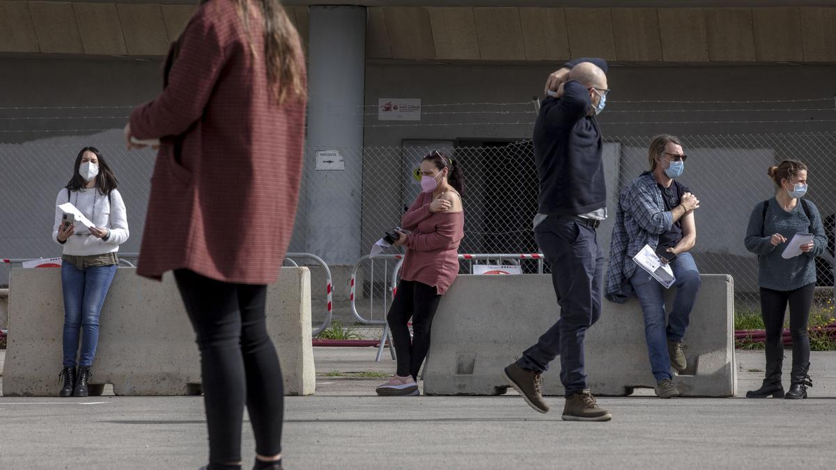 Ciudadanos en las líneas de vacunación del antiguo hospital de Son Dureta