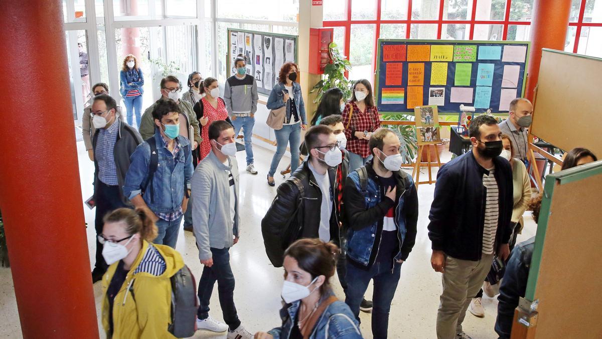 Candidatos a una plaza de profesor entran a una de las sedes en Vigo.