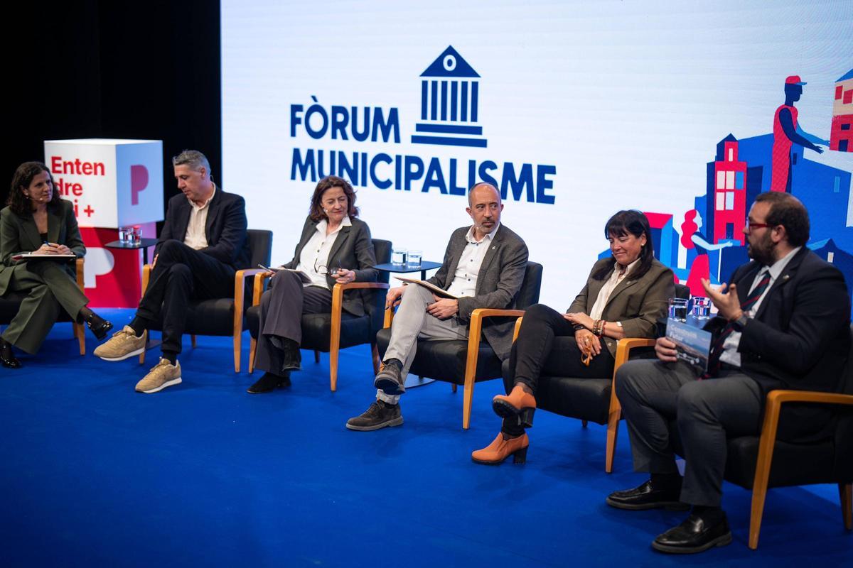Primera mesa redonda del I Foro Municipalisme. De izquierda a derecha, Gemma Martínez, directora adjunta de EL PERIÓDICO; Xavier García Albiol, alcalde de Badalona; Mercè Conesa, exalcaldesa de Sant Cugat del Vallès; Marc Aloy, alcalde de Manresa; Gemma Badia, alcaldesa de Gavà, y David Bote, presidente de la Federació de Municipis de Catalunya y alcalde de Mataró.