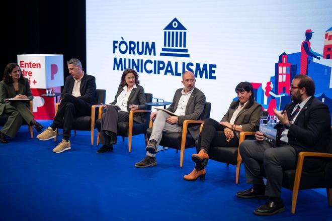 Primera mesa redonda del I Foro Municipalisme. De izquierda a derecha, Gemma Martínez, directora adjunta de EL PERIÓDICO; Xavier García Albiol, alcalde de Badalona; Mercè Conesa, exalcaldesa de Sant Cugat del Vallès; Marc Aloy, alcalde de Manresa; Gemma Badia, alcaldesa de Gavà, y David Bote, presidente de la Federació de Municipis de Catalunya y alcalde de Mataró.