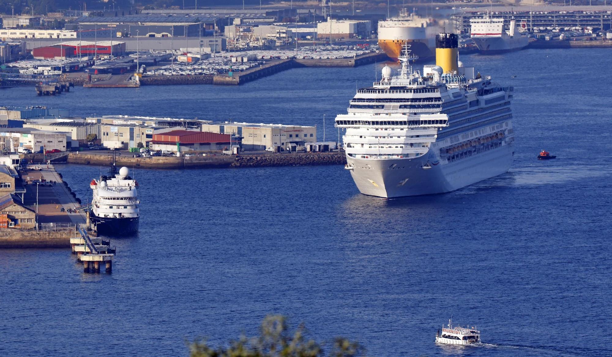 Visitantes y cruceristas del Island Sky y Costa Favolosa animan un Vigo soleado